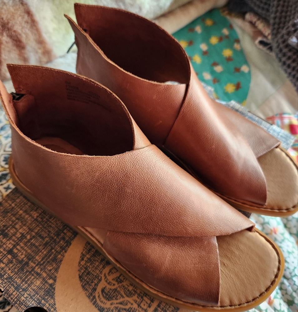 NIB Born Iwa Sandals Shoes 9M Brown NEW IN BOX
